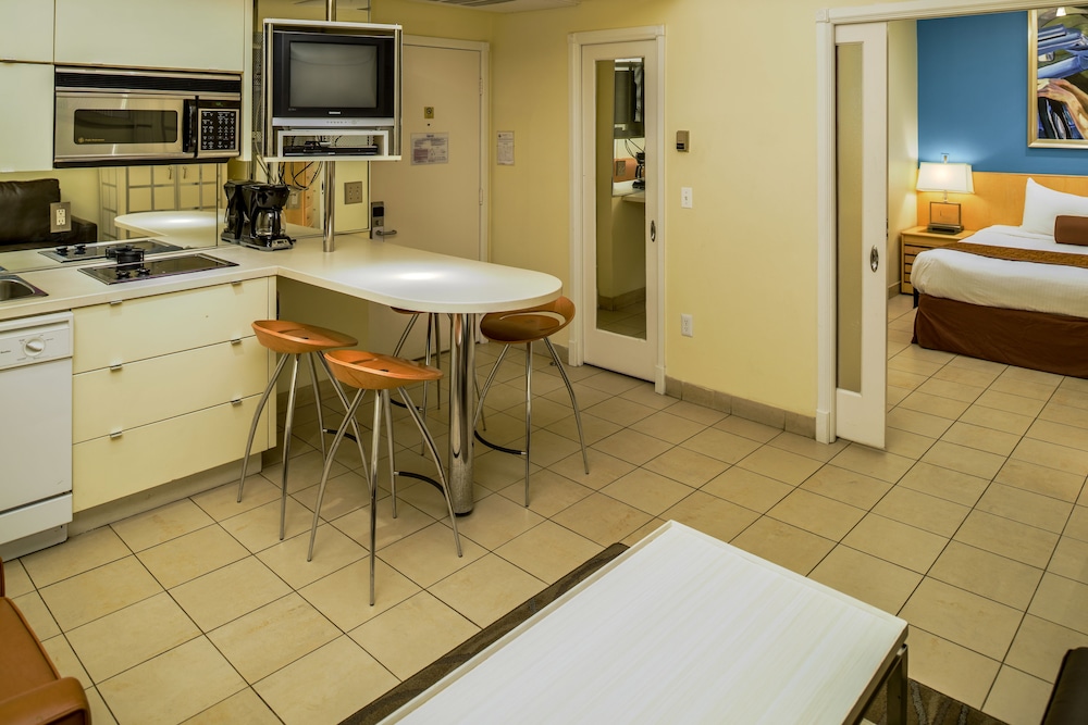 Hilton Vacation Club Crescent on South Beach Miami 27/35