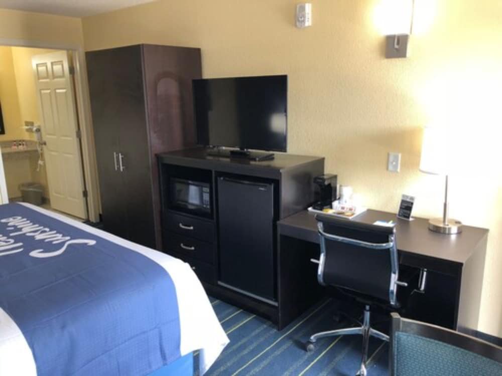 غرفة بسرير كينج للمدخنين، Days Inn by Wyndham Charles Town/Harpers Ferry 4/6