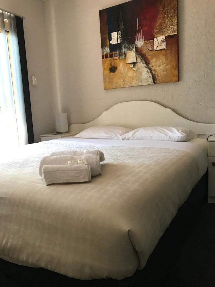 MOLLYMOOK PARADISE HAVEN MOTEL 12/39