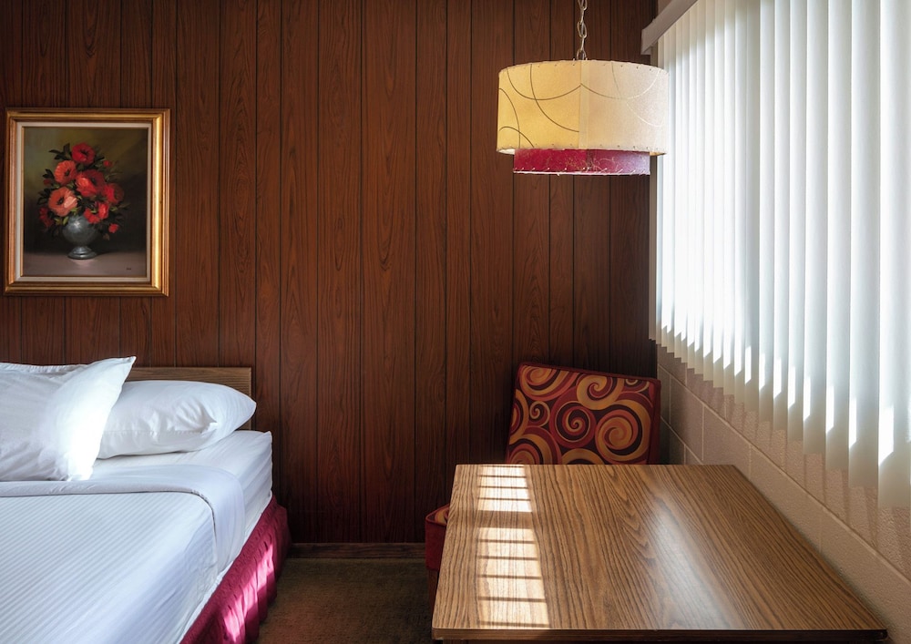 Sunset Motel 17/60