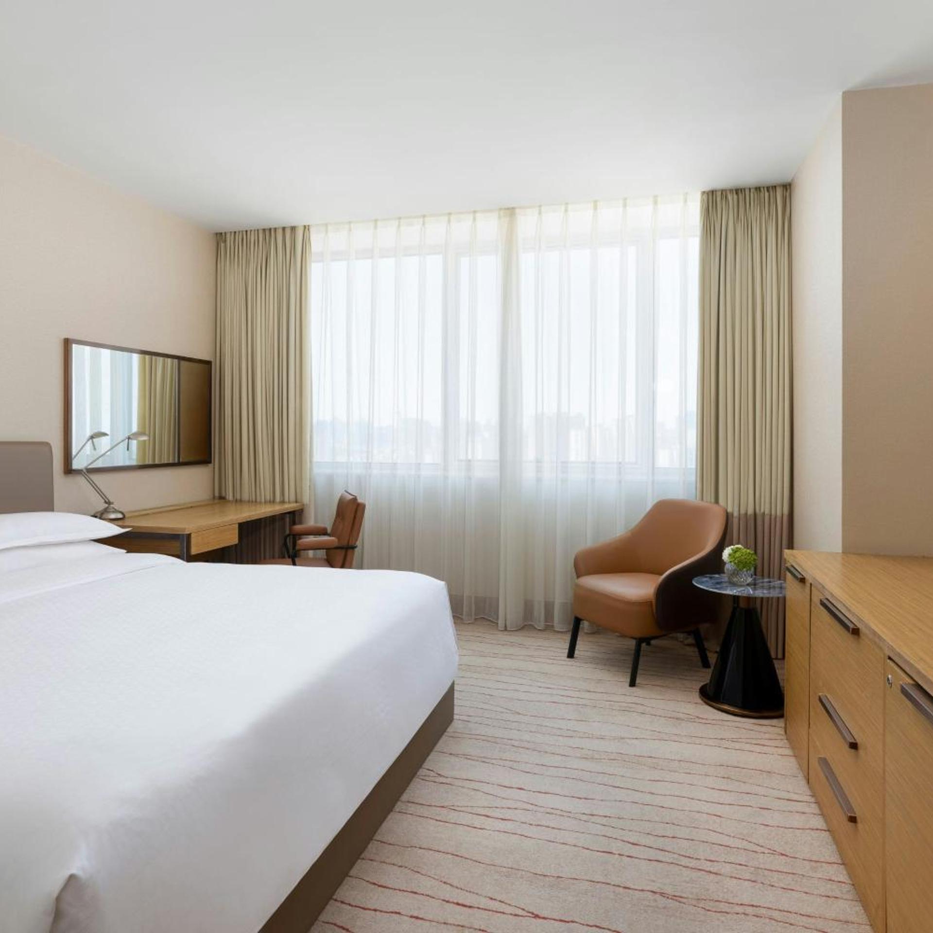 Comfortable Room King Bed، Four Points By Sheraton Shanghai Daning 5/8
