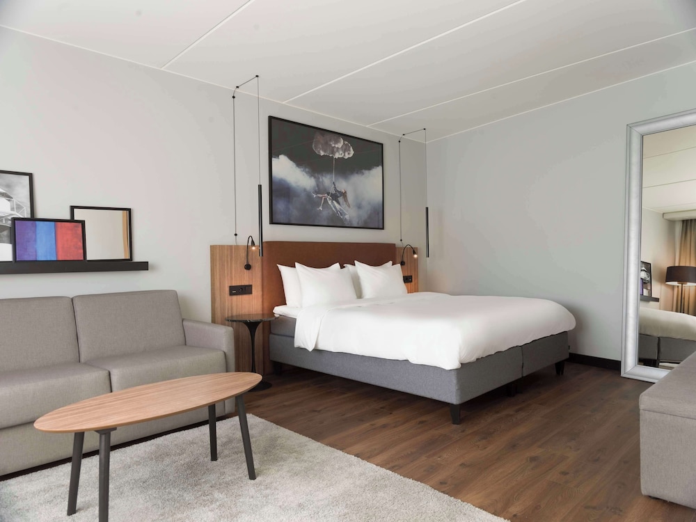 غرفة قياسية ثلاثية بسرير كينج، Radisson Blu Airport Hotel Oslo Gardermoen 2/3