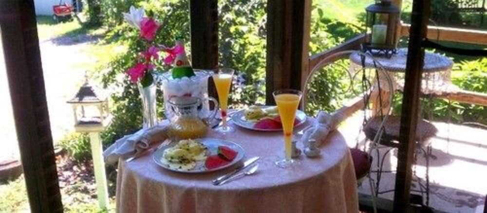 The Pines of Dresden Bed and Breakfast 24/50