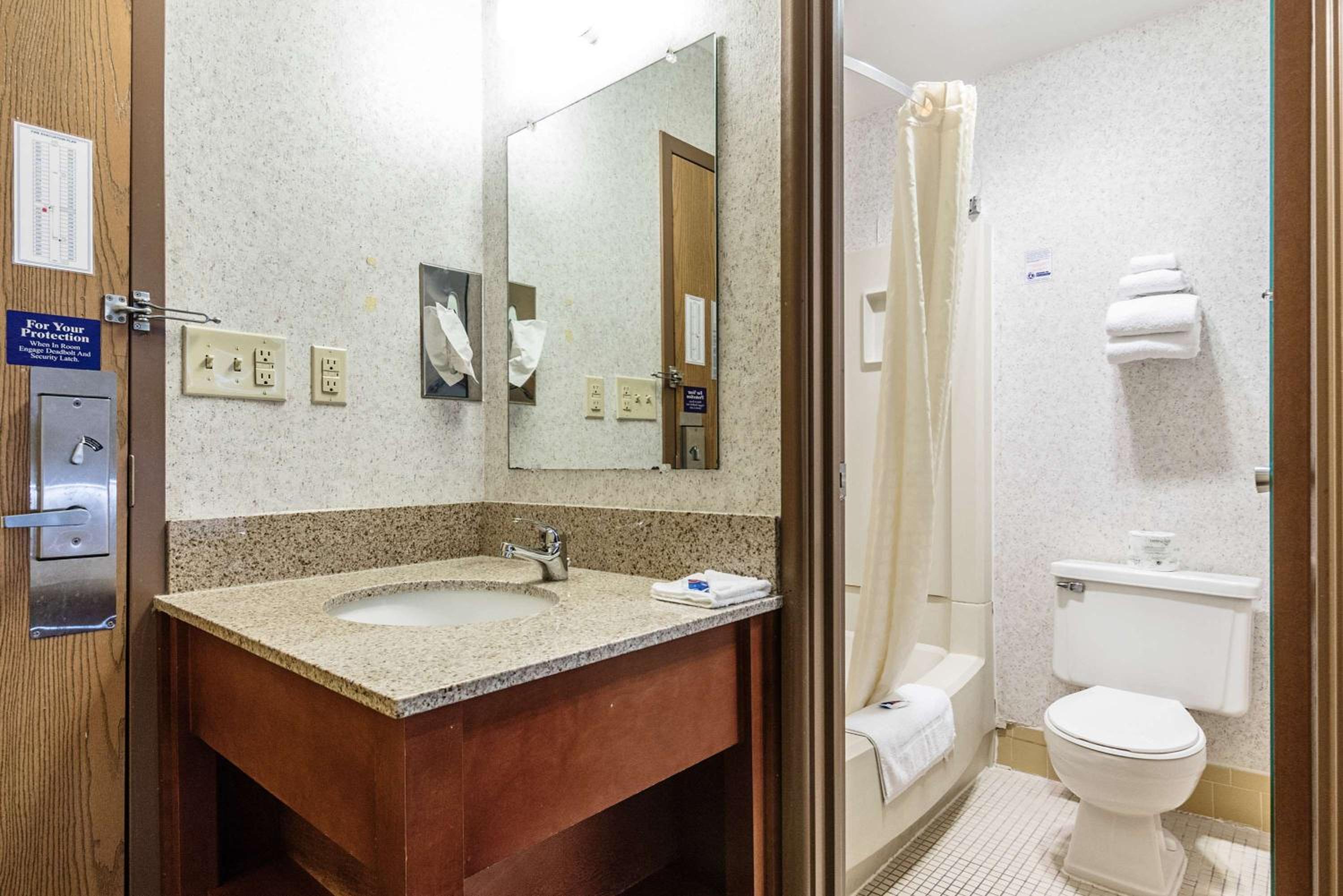 Room, Quadruple, Days Inn by Wyndham La Crosse 8/10