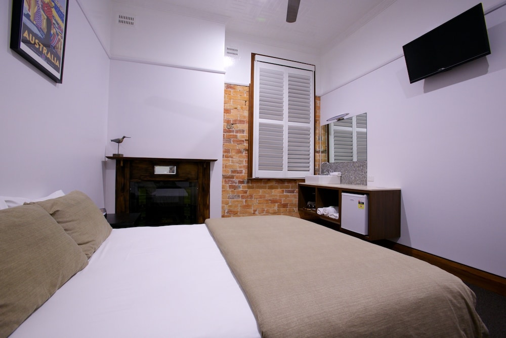 ROOM, QUEEN BED, SHARED BATHROOM