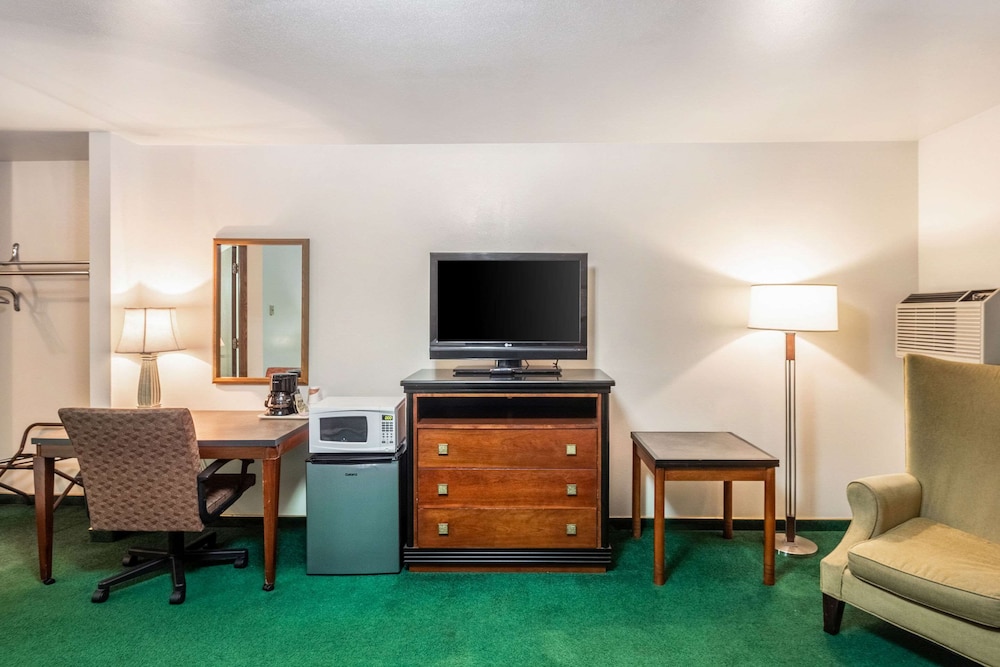 Econo Lodge Waupaca 32/35