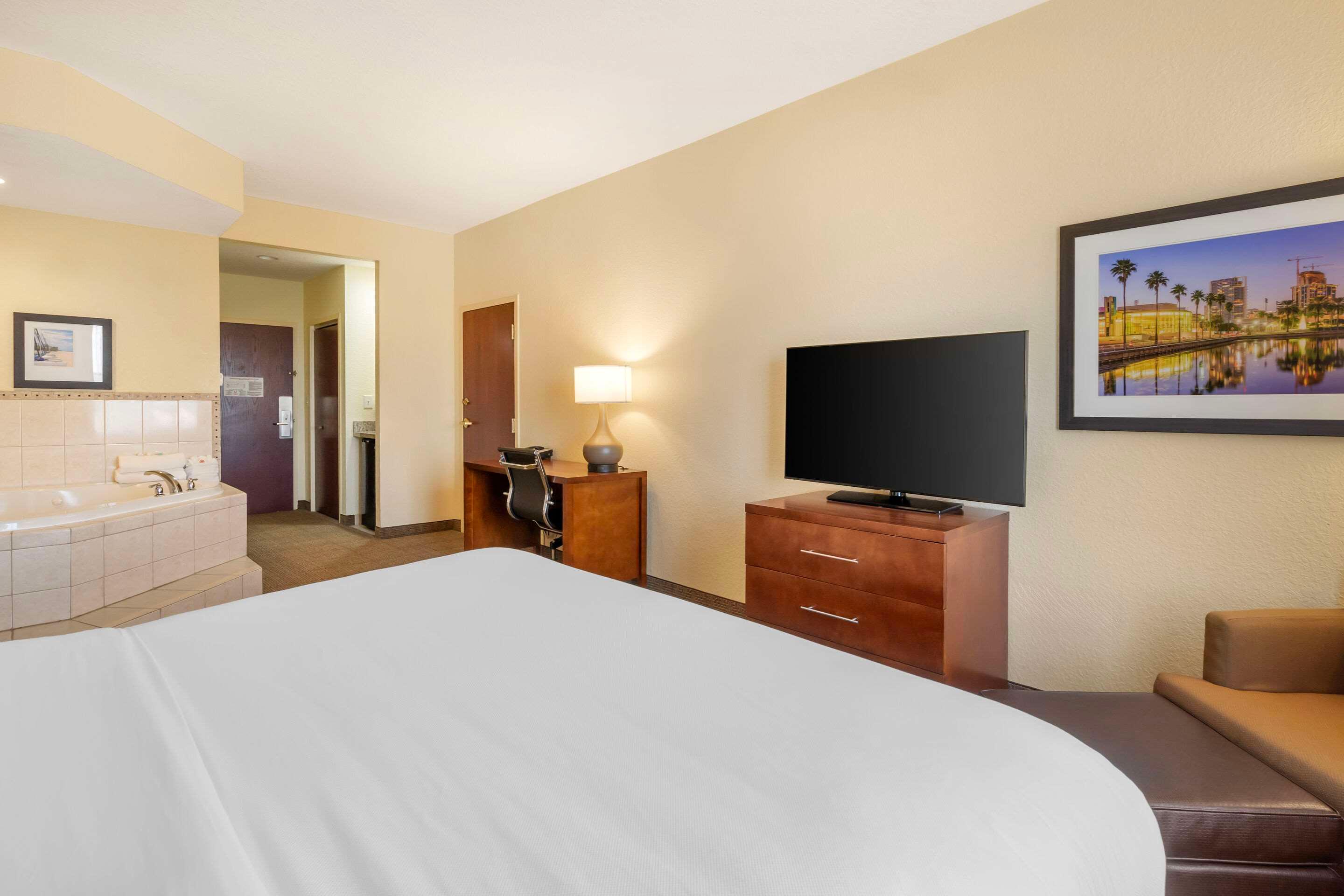 ROOM, KING BED