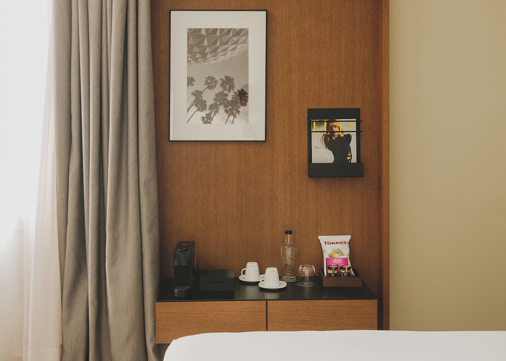 Gallery Hotel 9/75