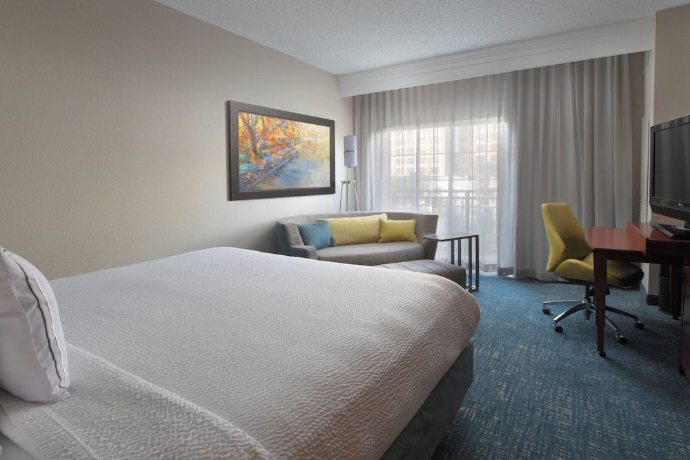 غرفة بسرير كينج بشرفة بإطلالة