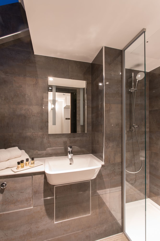 Camden Enterprise Hotel 49/50