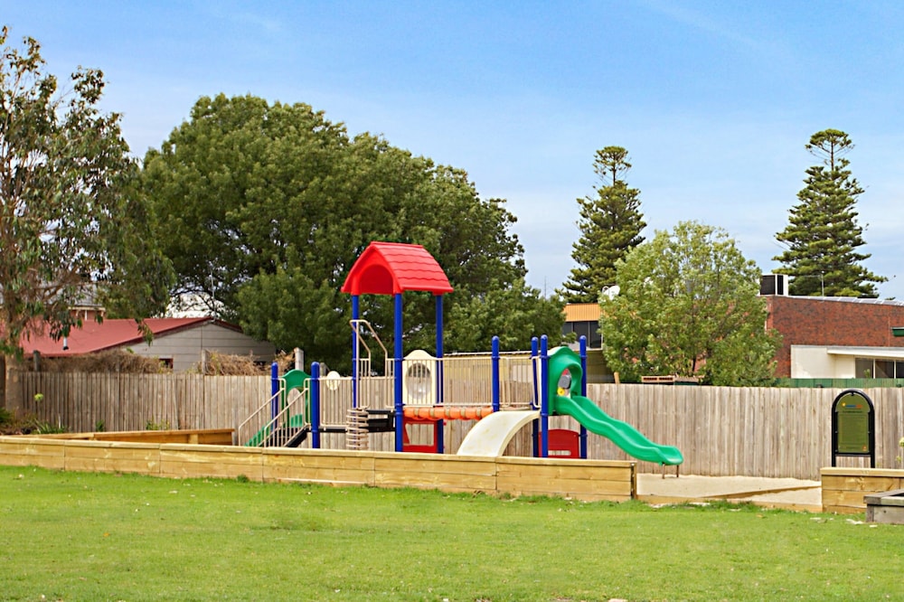 PORTLAND HOLIDAY VILLAGE 18/50