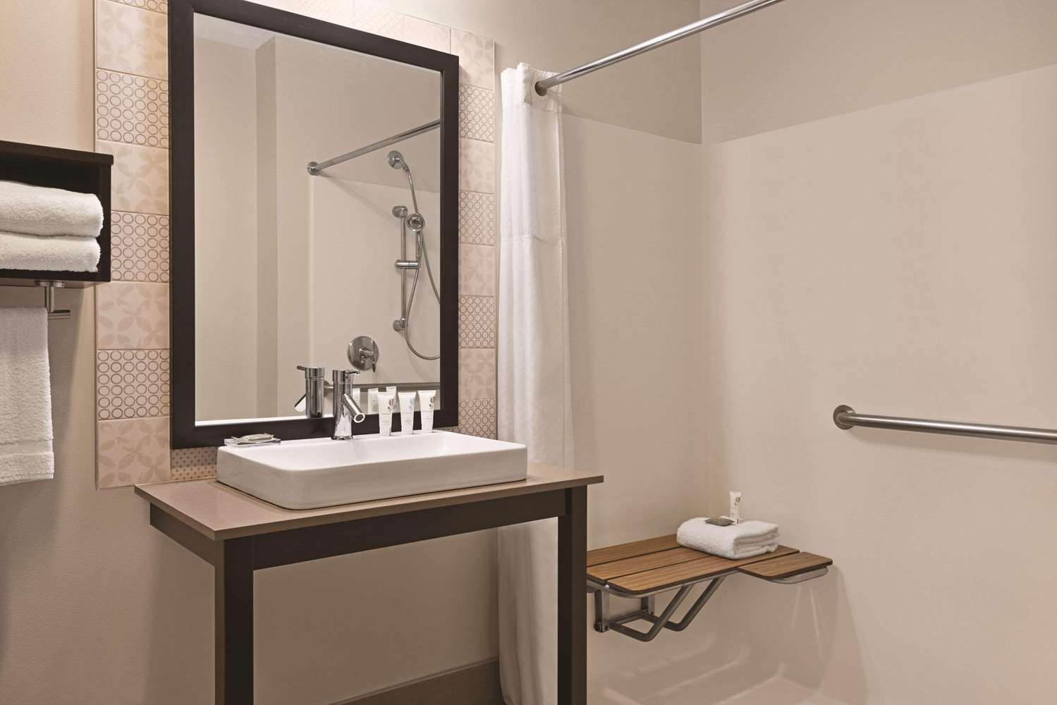 Country Inn & Suites by Radisson, Monona - Madison East 13/13