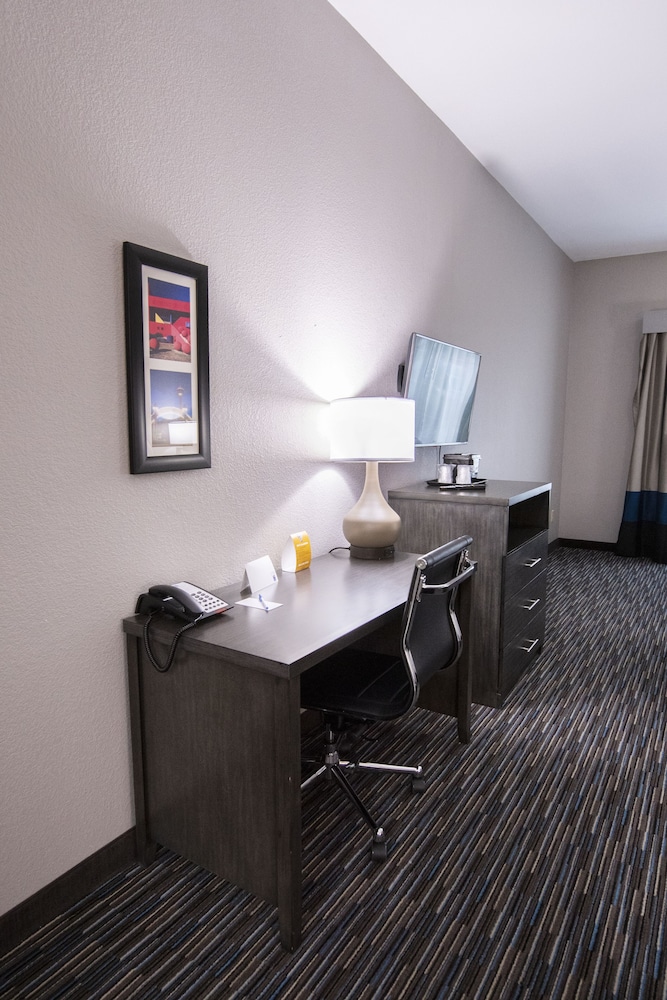 Comfort Inn And Suites Near Medical Center 52/56