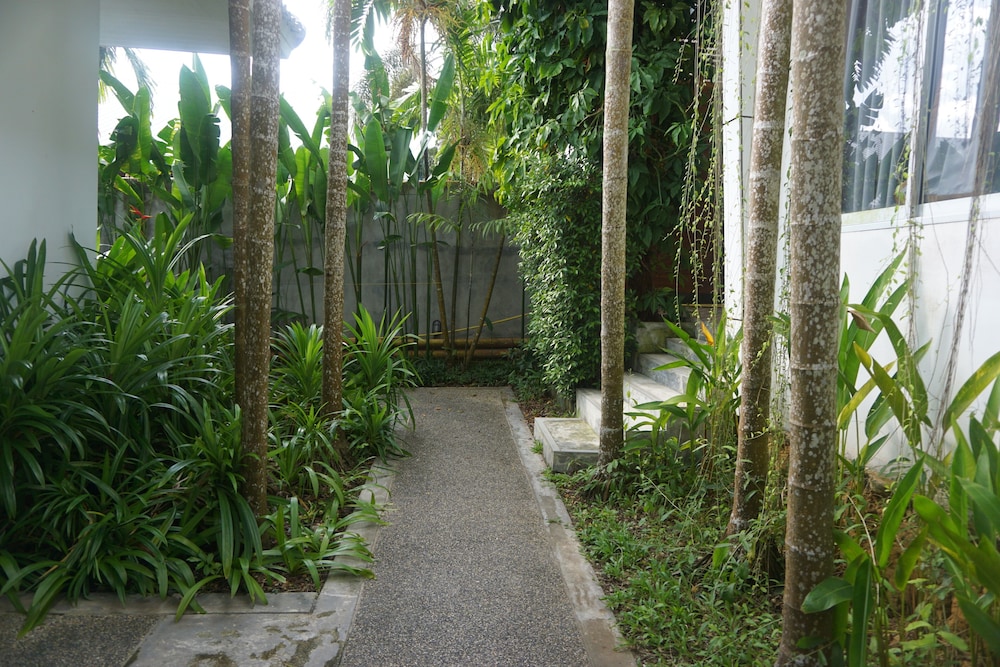 THE SIGNATURE PHUKET RESORT AND RESTAURANT 61/70