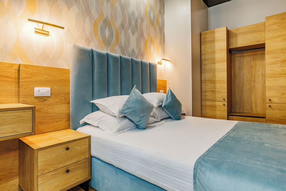 Room, King Bed, La Strada Boutique Villa 3/10