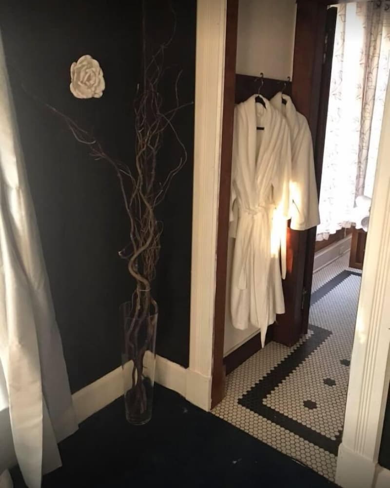 Evans Holly Grove Inn Bed and Breakfast 6/19