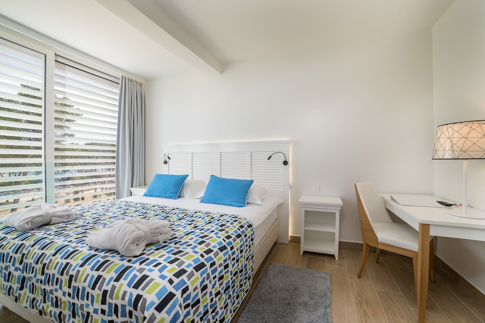 Room, Twin Beds, Park or Courtyard View, French Balcony