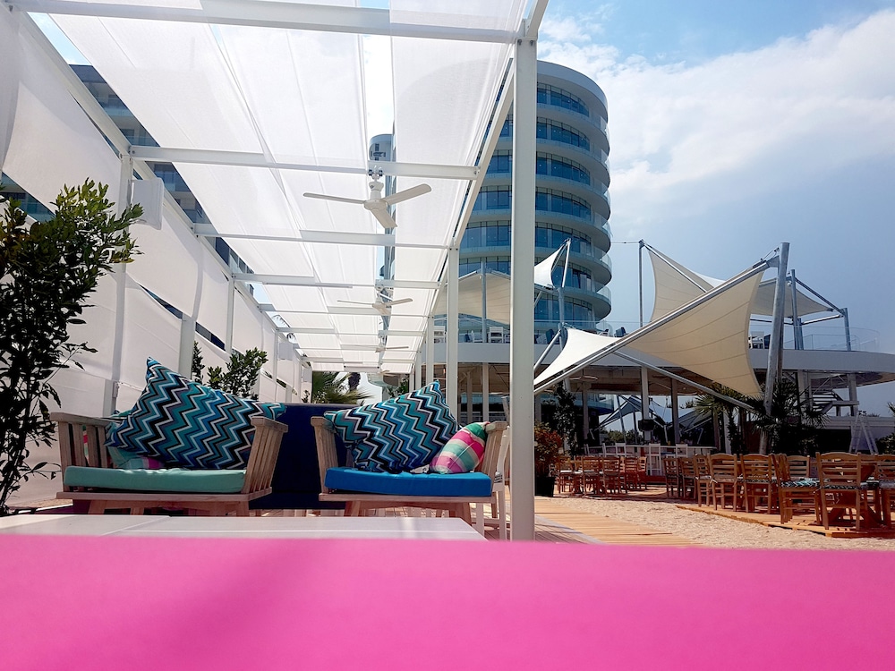 White Tower Mamaia 23/32