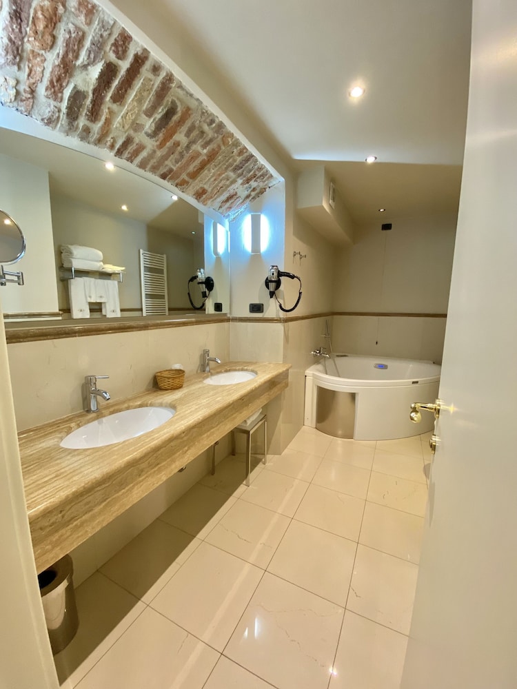 Hotel Castello Di Casiglio 5/79