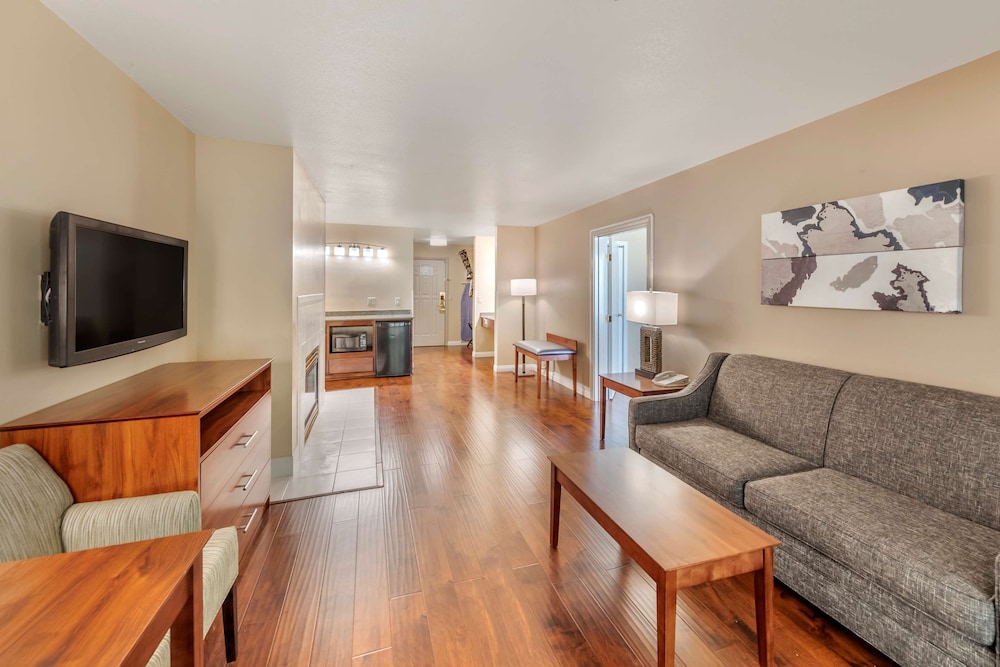 Best Western Plus John Jay Inn & Suites 29/37
