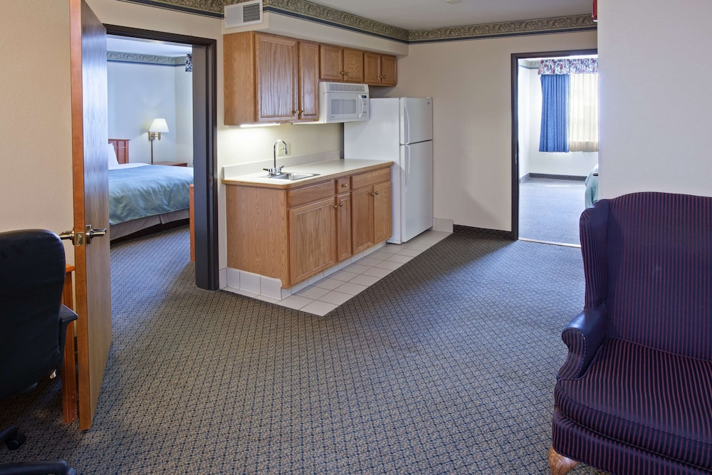 Country Inn & Suites By Radisson Lansing MI 3/42