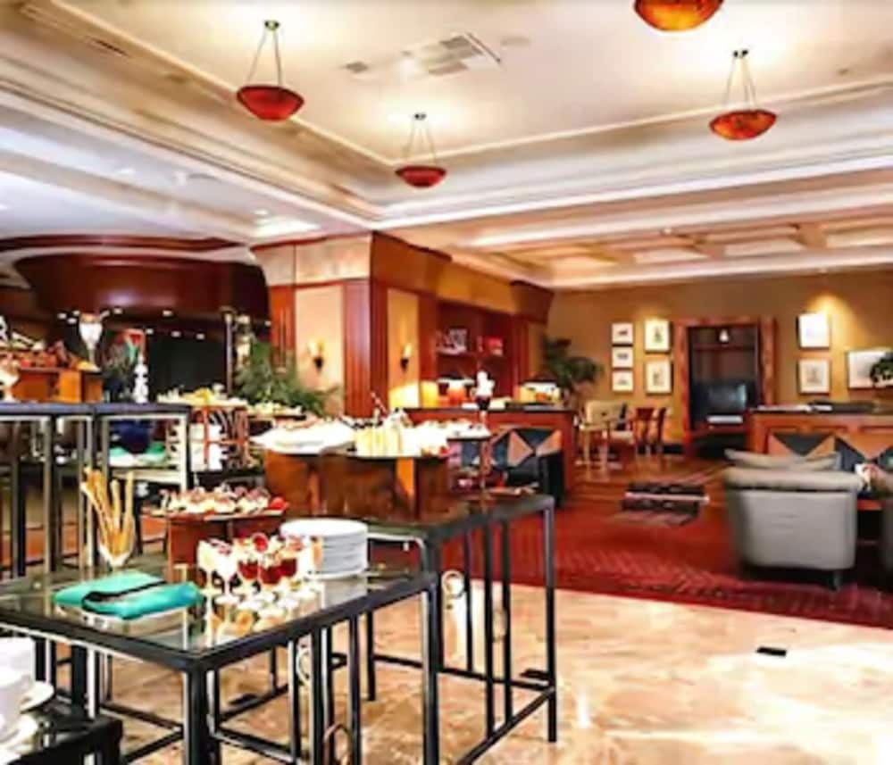 Menara Peninsula Hotel 33/46