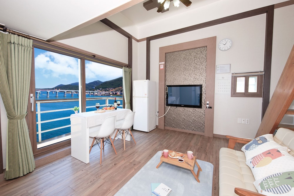 Hyacinth Pension 18/33