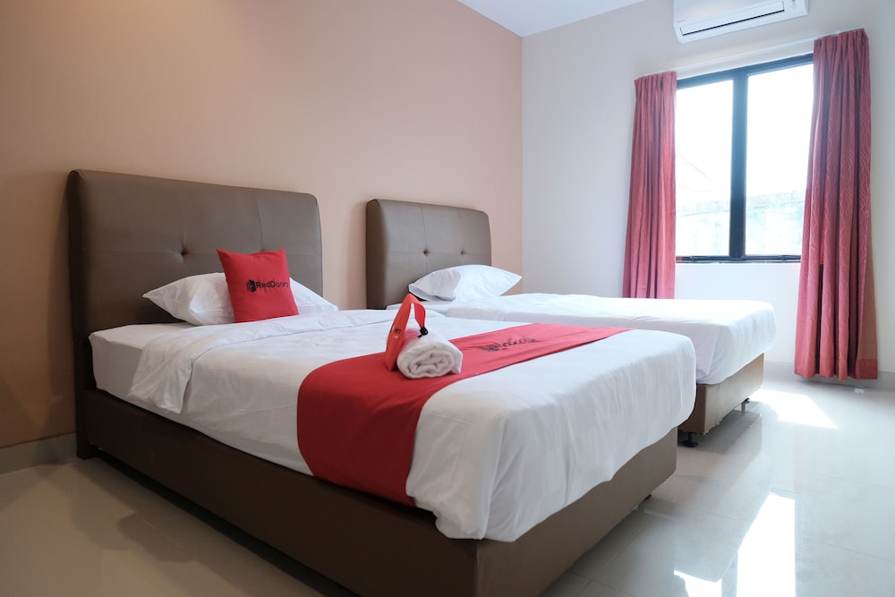 RedDoorz Plus near Ferry Terminal Batam Center 7/23