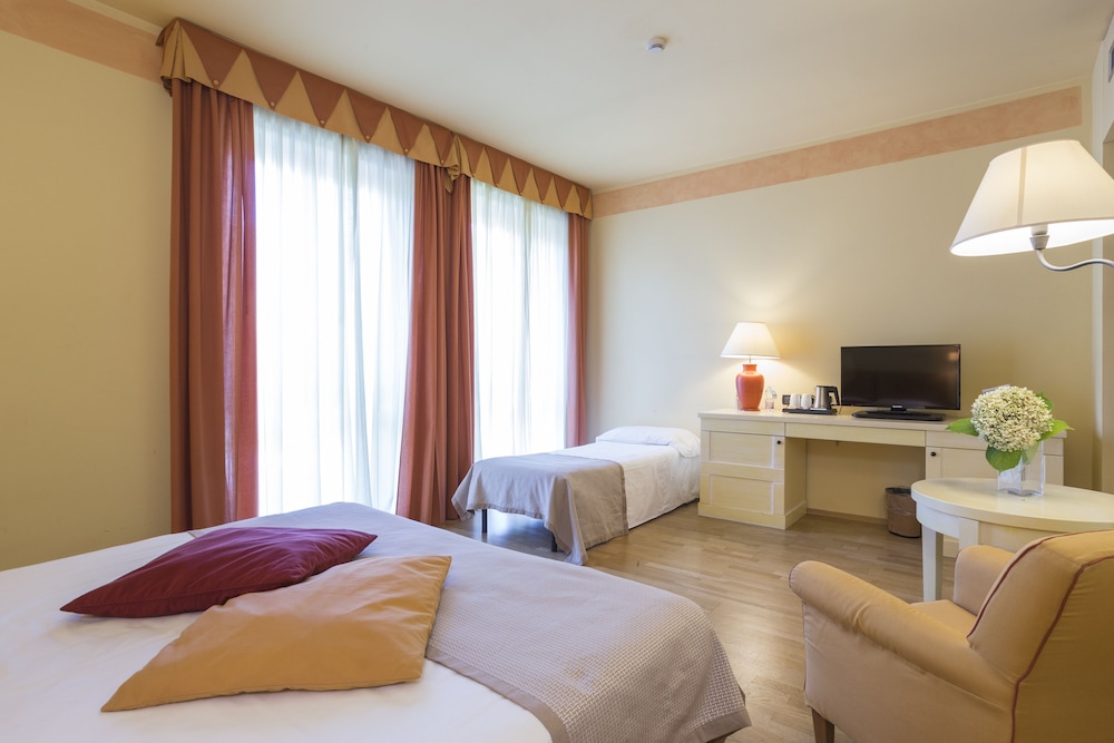 Mercure Tirrenia Green Park 10/50