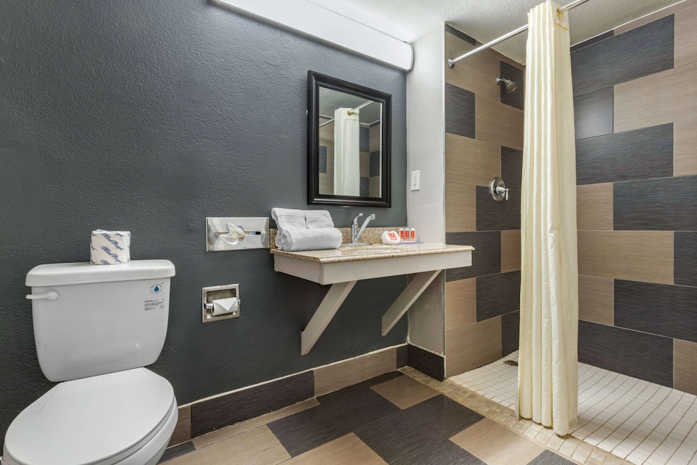 Econo Lodge Rock Hill Northeast 15/23