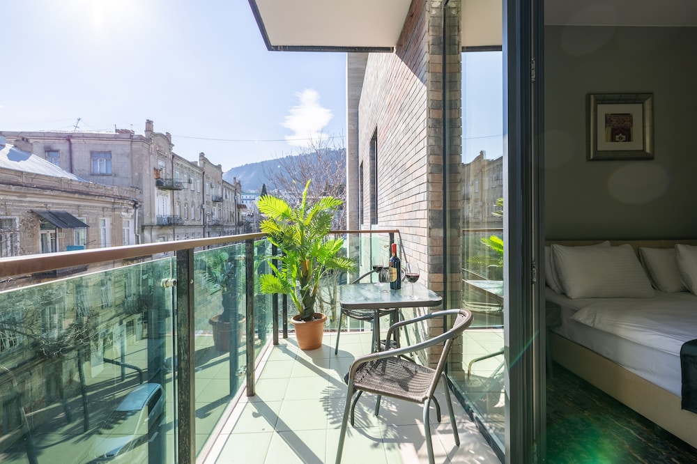 Brosse Garden Hotel 45/49