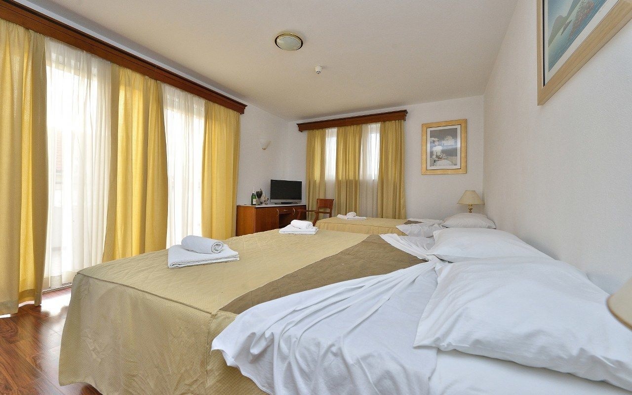 ROOM, TRIPLE