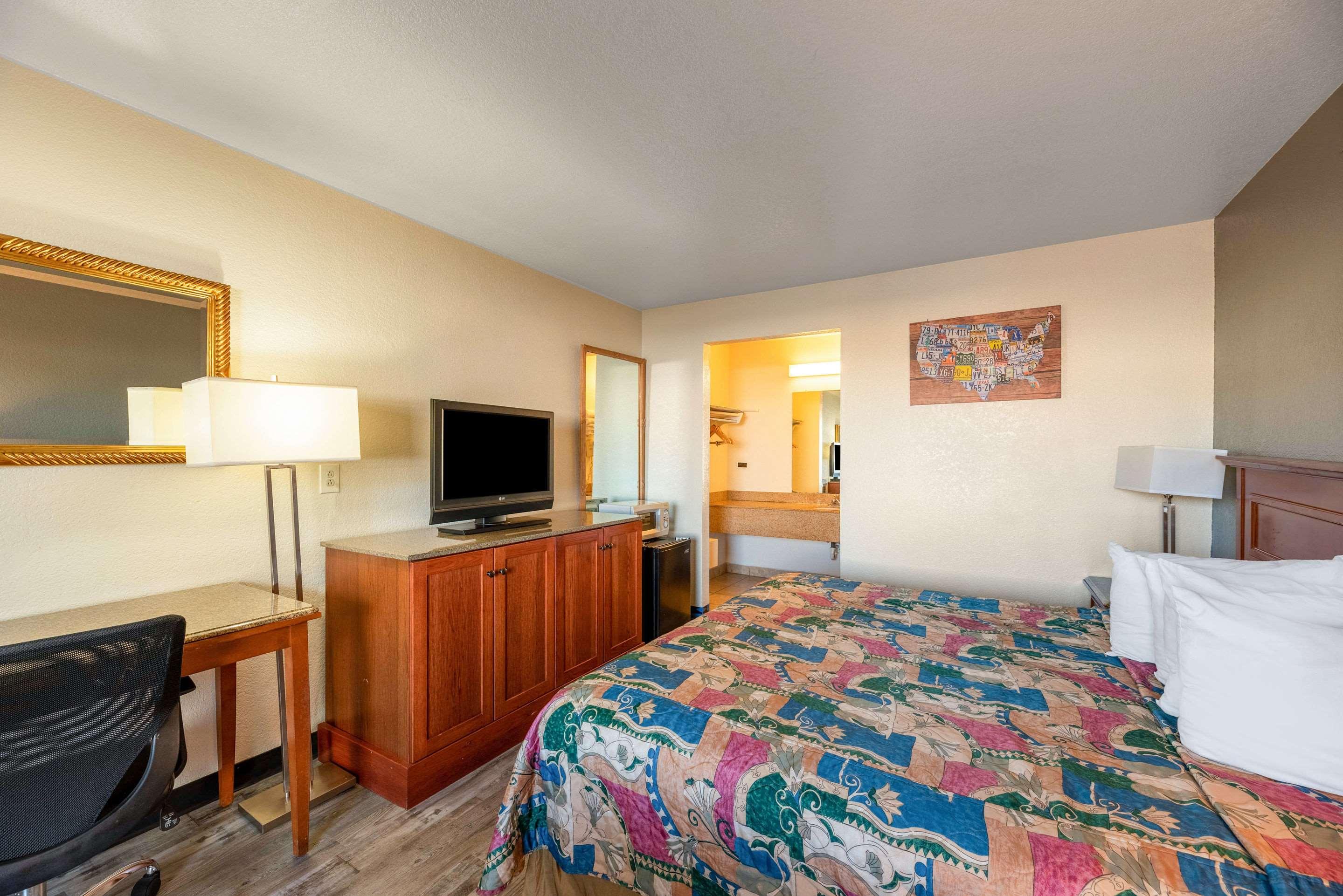 ROOM, KING BED