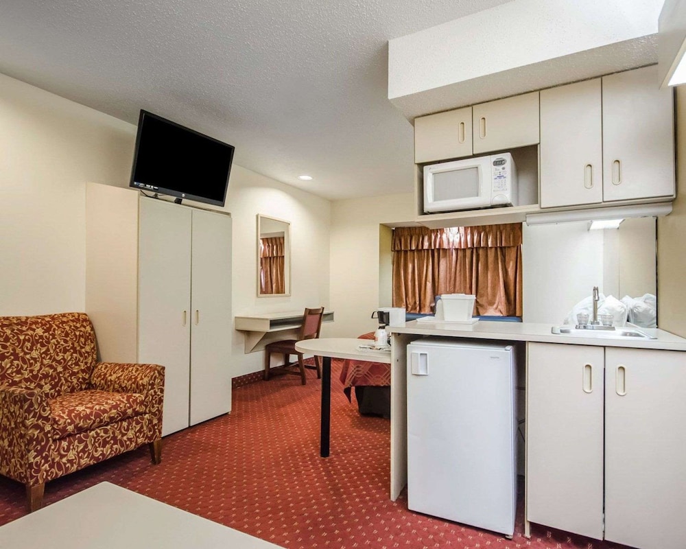 Econo Lodge Inn & Suites Evansville East 30/40