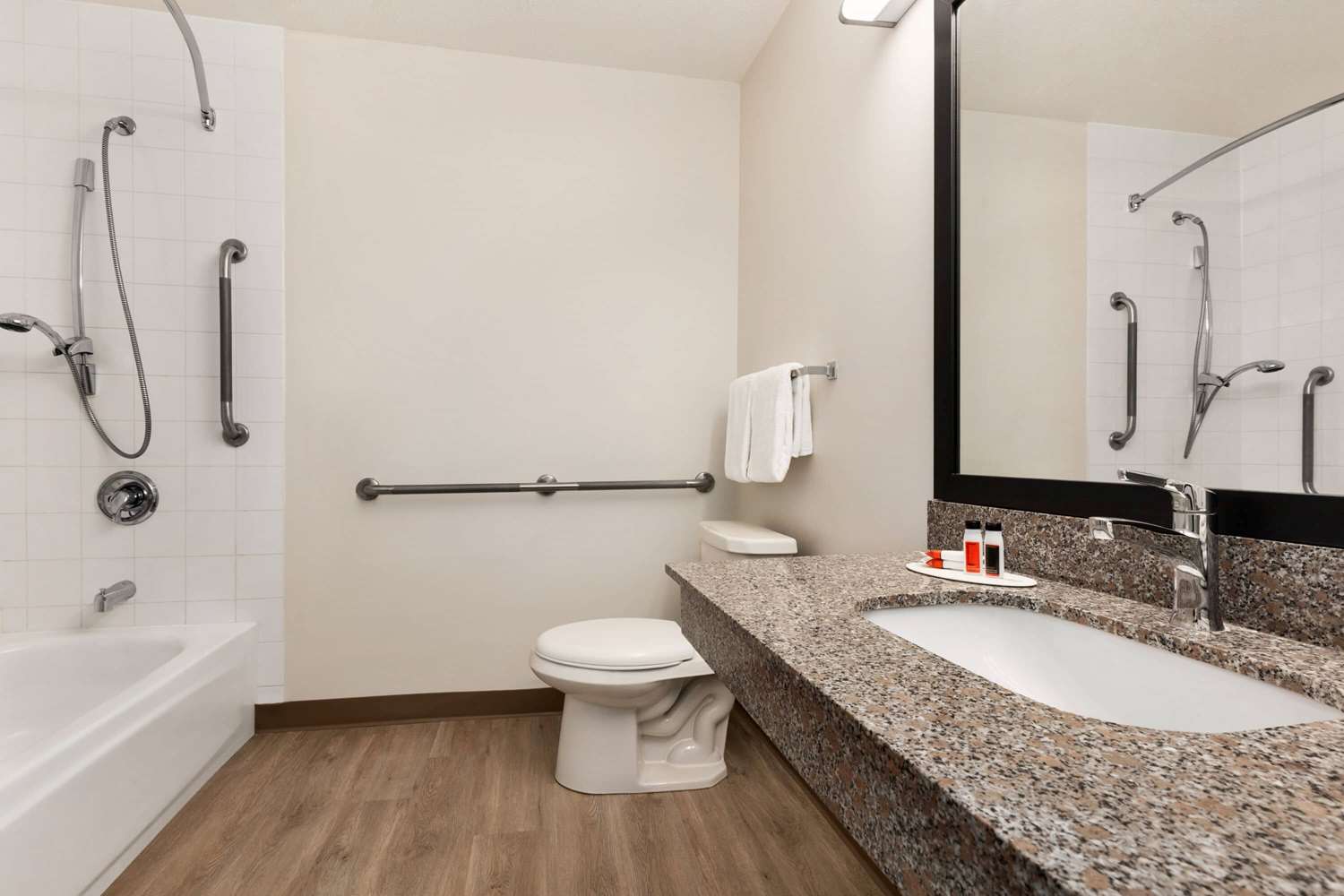 Super 8 by Wyndham Calgary Shawnessy Area 21/24