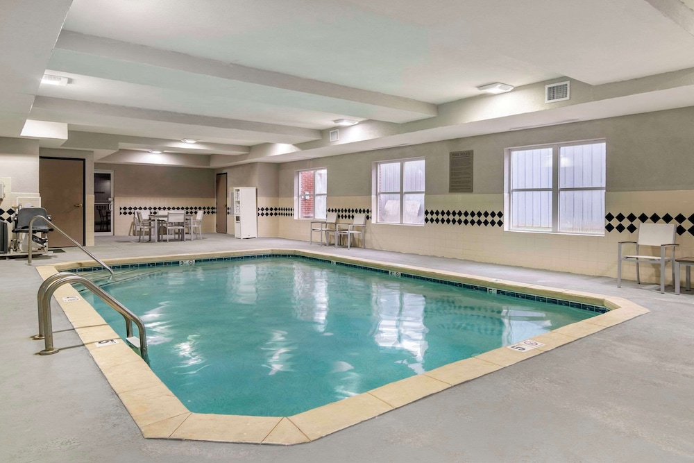 Comfort Inn and Suites Calhoun South 27/58