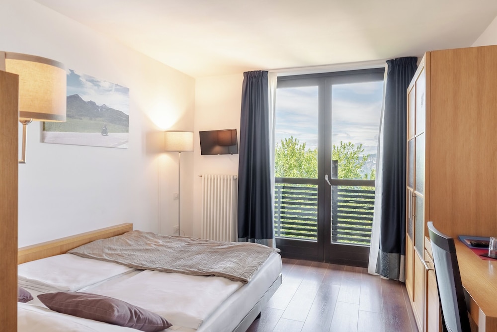 ROOM, DOUBLE BED