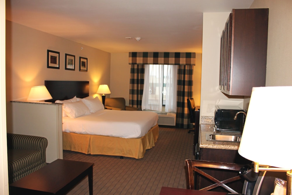Holiday Inn Express & Suites Syracuse North - Airport Area 24/68