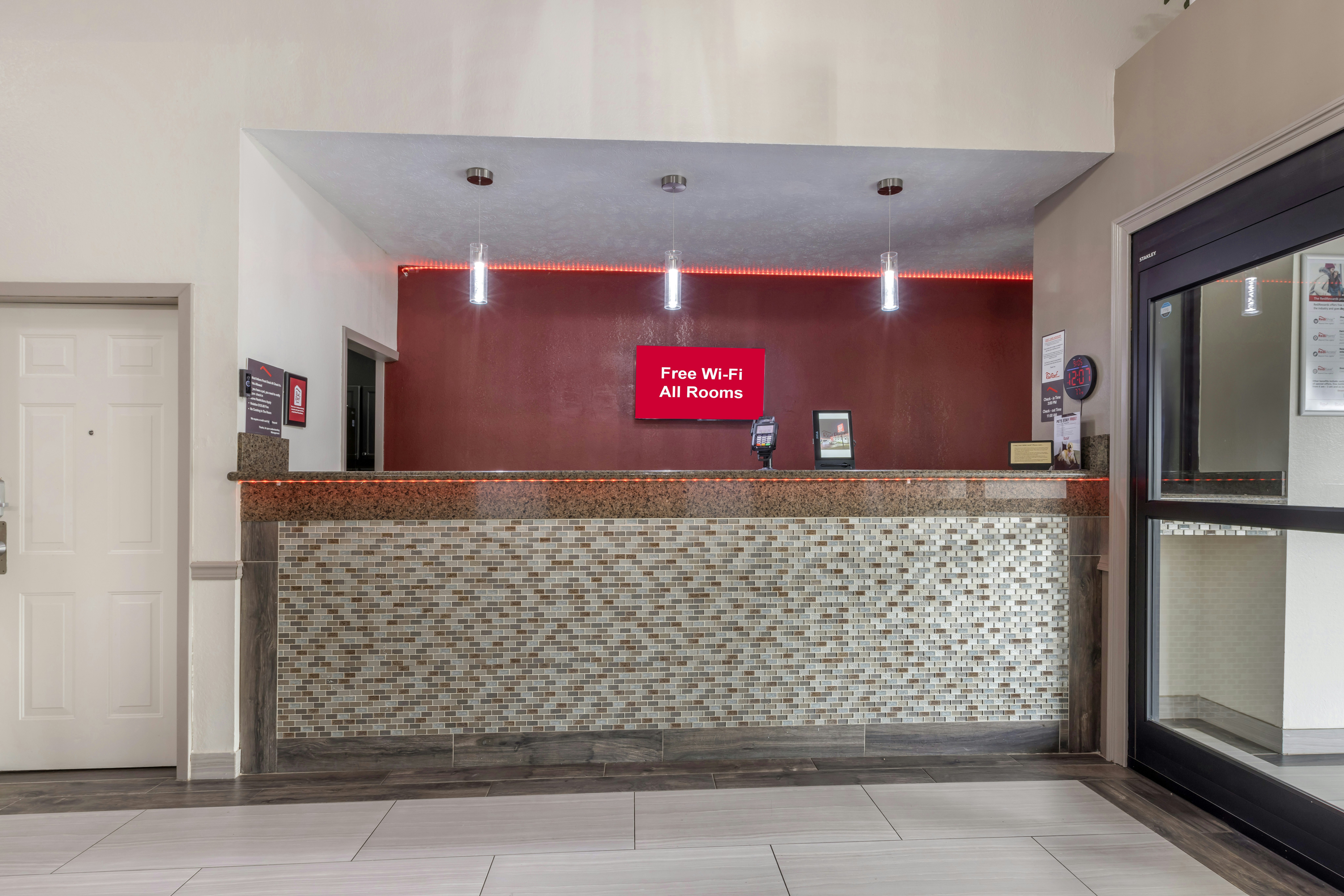Red Roof Inn & Suites Clinton 7/37