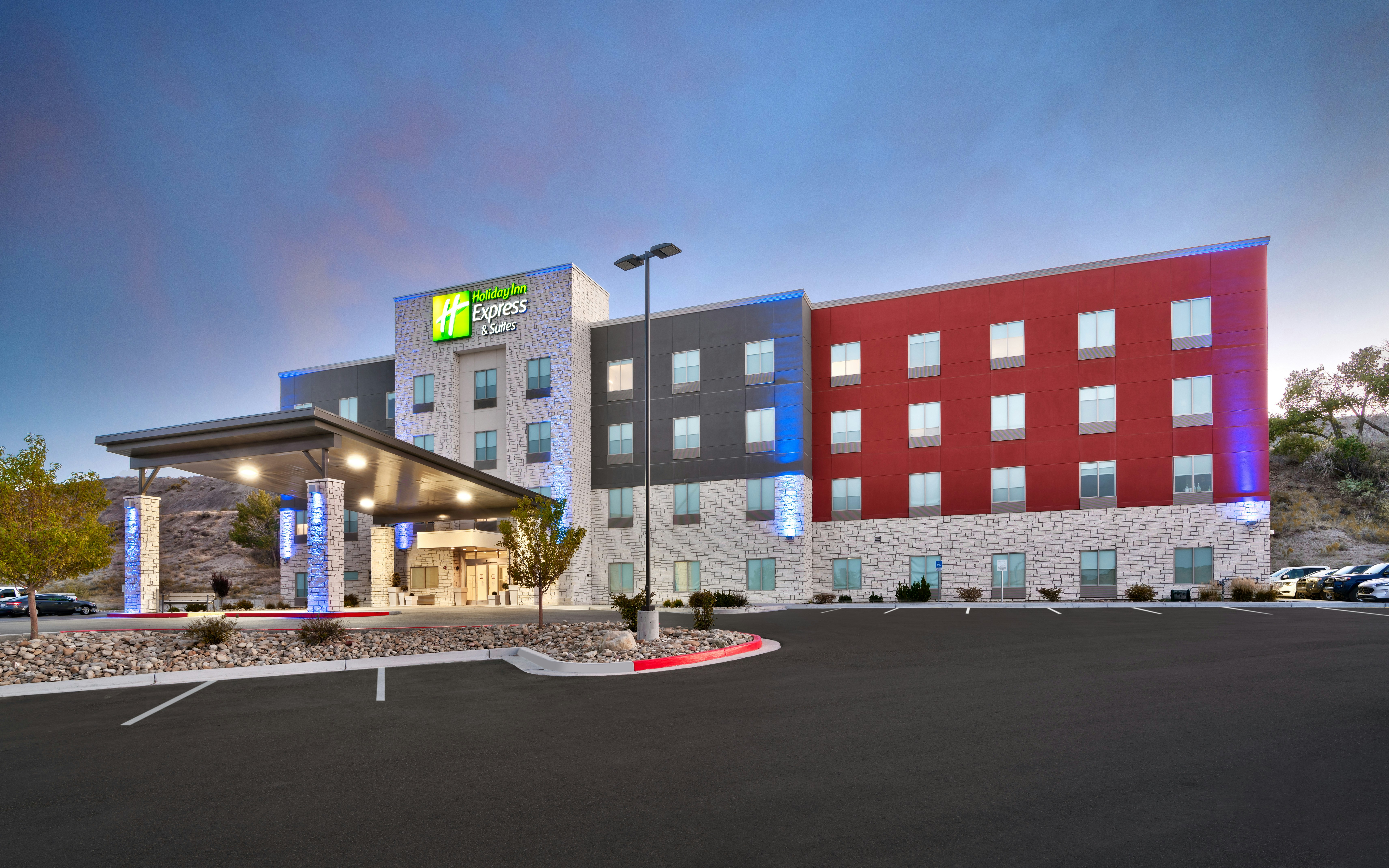 Holiday Inn Express Suites Price 48/51