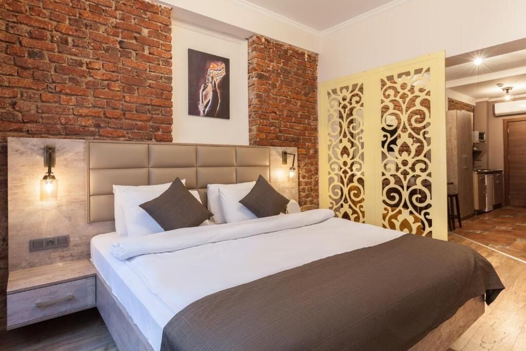 DELUXE, STUDIO, SUITE
