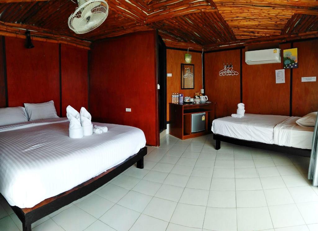 Deluxe, 3 Beds, Beach Front