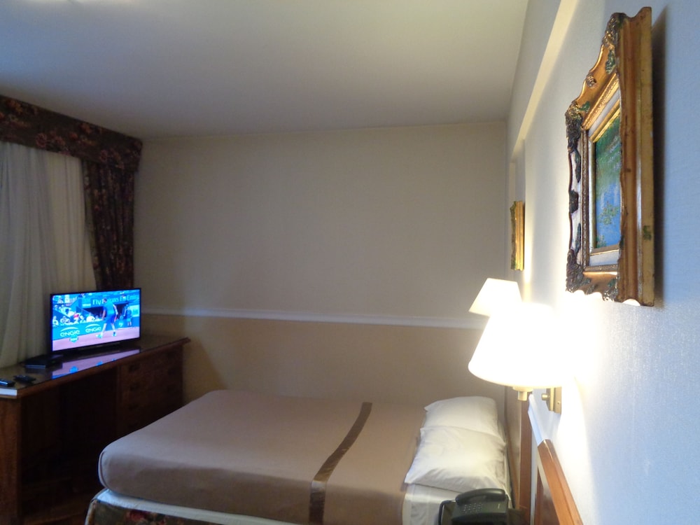 Premier Hill Suites 30/68