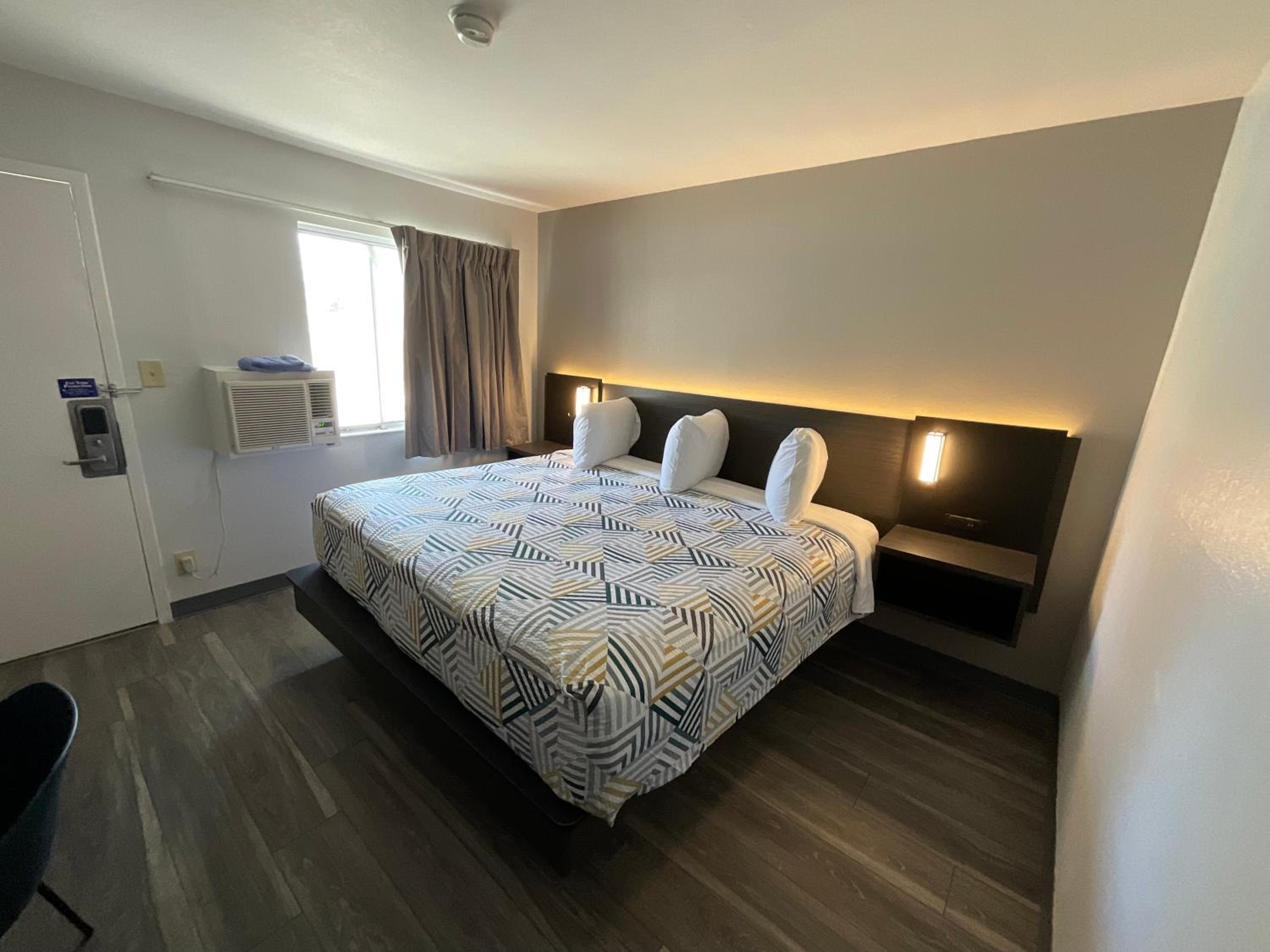 1 King Bed - Non-Smoking