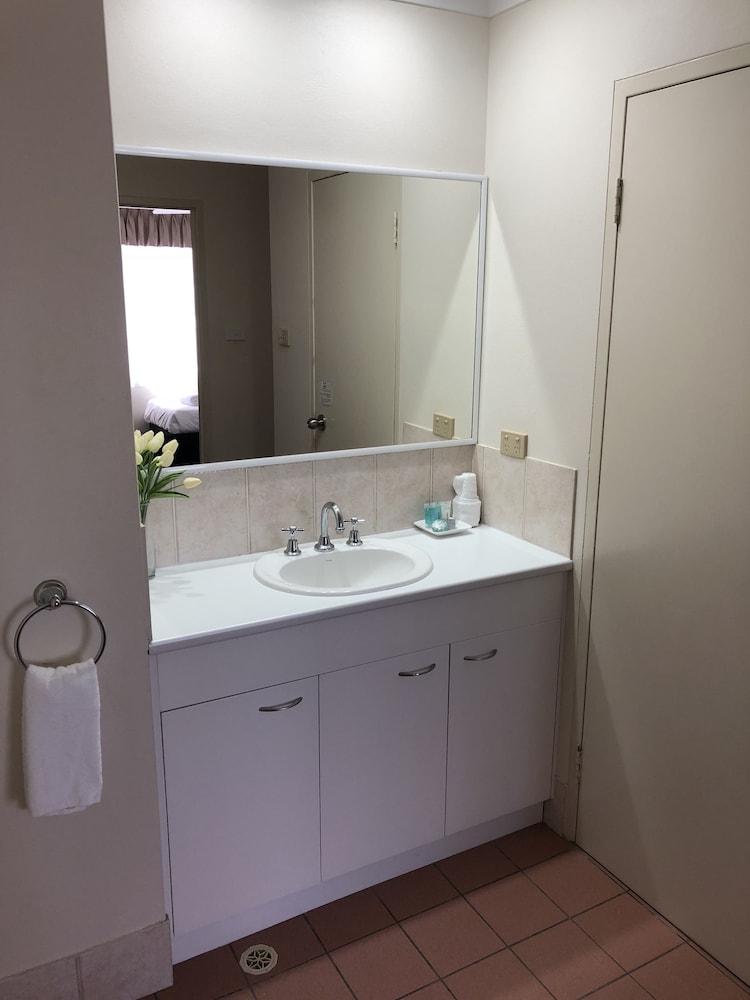 غرفة بسرير مزدوج وسريرين منفصلين بشرفة بغرفتي نوم، Beaches Serviced Apartments 7/9