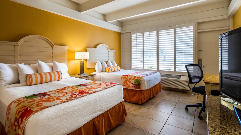 Suite, 2 Queen Beds, Bay View, Balcony، Best Western Plus Yacht Harbor Inn 2/4