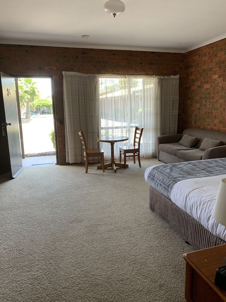 FEDERATION MOTOR INN 16/68