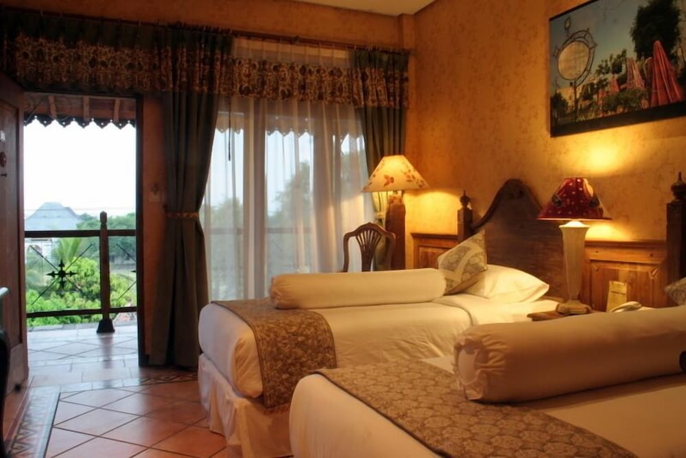 Omah Sinten Heritage Hotel & Resto 10/19