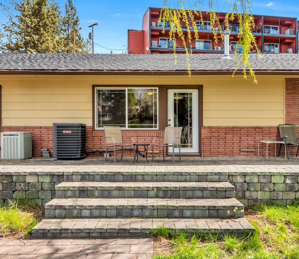 Bend Riverside Inn &amp; Suites 5/51