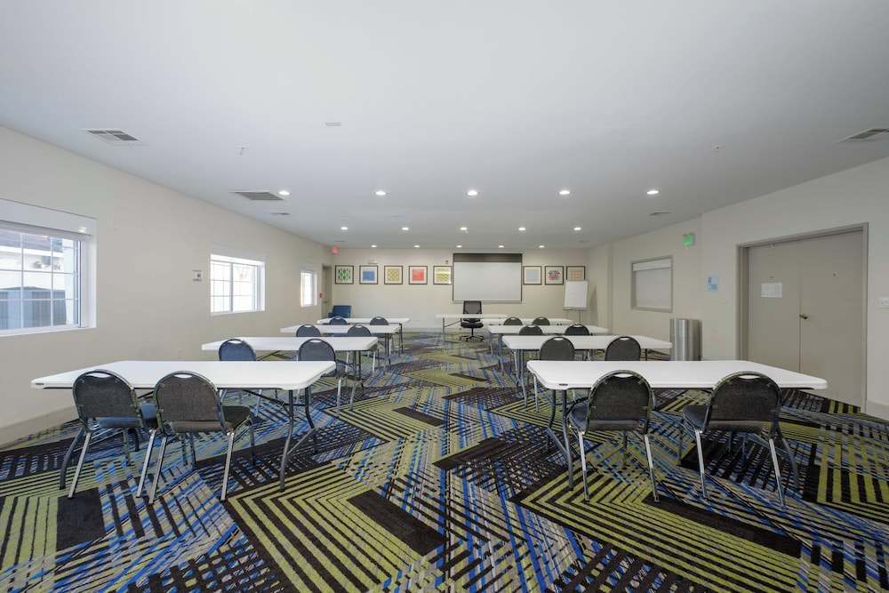 Holiday Inn Express Hotel and Suites Carlsbad 57/65
